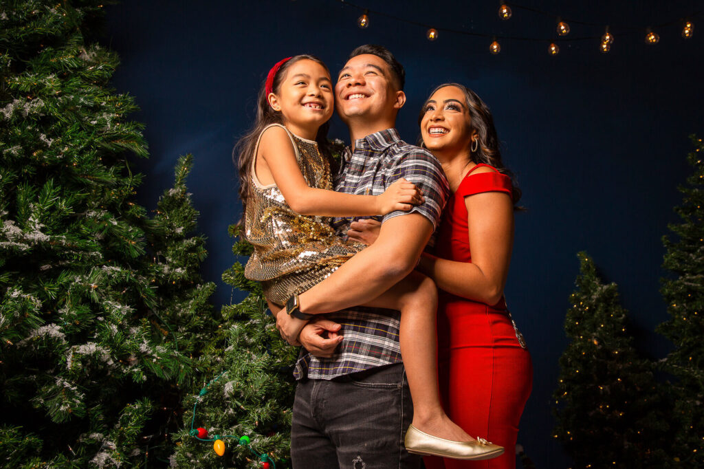 Ivy Tomlin y Familia en Sesión de Navidad en Panamá. Estudio de MaleeLópez, set de navidad de bosque nevado.